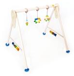 Babyspielgerät – farbenfrohes Holztrapez mit klappernden Figuren, rasselnden Ringen und Holzglocken 