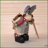 Holzfigur – liebevoll geschnitzter Elch mit Axt und Holzhund, naturfarben – BxHxT = 9 x 5 x 3 cm