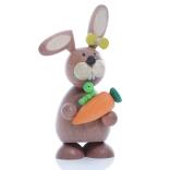 Osterhasen – Liebevoll gestaltete Osterhäsin mit Möhre & Raupe – BxHxT ca. 6x12x5 cm