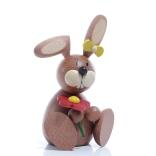 Osterhasen – Liebevoll gestaltete Osterhäsin sitzend mit roter Blume – BxHxT ca. 7,2x11x5 cm