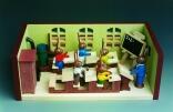 Miniaturstube Klassenzimmer mit Hasenlehrer BxHxT 11x4x6 cm