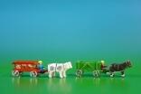 2 Miniatur Gespanne Kastenwagen in grün mit Pferde , Ladung: leer und Leiterwagen in rot mit Ochsen , Ladung: 3 Kisten Länge ca 9cm