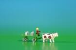 Miniatur Gespann Tafelwagen in natur mit Ochsen , Ladung: 4 Milchkannen Länge ca 9cm