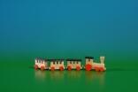 Miniatur Eisenbahn (Lok, 3 Wagen), angefädelt Länge ca 12 cm