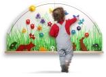 Wandspiel – bunte Krabbelwiese mit Tieren und Blumen, interaktiv und vielseitig – BxHxT = 93 x 108 x