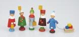 Holzfiguren – detailreiche, farbenfrohe Laternenkinder mit Schlitten, handbemalt – HxBxT = 4 x 2 x 2