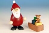 Holzfigur – detailreicher Weihnachtsmann mit festlichem Geschenkeschlitten, rot und bunt – BxHxT = 6