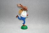 Osterhase – fröhlicher Eierdieb in blauer Hose mit Korb voller bunter Eier – BxHxT 15 x 35 x 10 cm