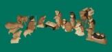 Krippe – detailreich geschnitzte 17-teilige Figuren, braun lasiert, 12 cm hoch – BxHxT = 15 x 12 x