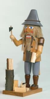 Weihnachtsfigur – Ausdrucksstarker Nussknacker Holzhacker mit Axt, Hackstock und Holzscheiten –