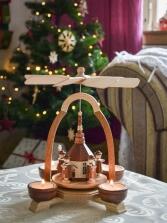 wunderschön gearbeitete Teelichtpyramide aus Seiffen vor Weihnachtsbaum