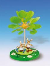 Tischpyramide &ndash; detailreicher Fr&uuml;hlingsbaum mit bunten Figuren, gr&uuml;ner Sockel und