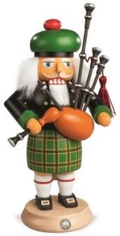 Nussknacker – detailreicher Schotte in Hochlandtracht mit Dudelsack – BxH 15 x 27 cm
