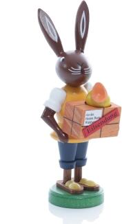 Osterfigur - Osterhase Postbote mit Paket und Küken - Ansicht Vorne -Küken schaut aus Paket