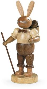 Osterfigur naturbelassener Hasenmann mit Wanderstock und Ostereierkorb aus Holz von Kleinkunst aus