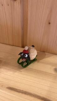 Babyschaf – naturfarben, liebevoll geschnitzt auf filigranem Schlitten – H = 3 cm