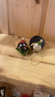 Miniaturfigur – detailreich geschnitztes schwarzes Schaf mit Babyschlitten, traditionell und