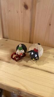 Schaf – liebevoll geschnitzt mit detailreichem Babyschlitten, naturfarben – H = 3,5 cm