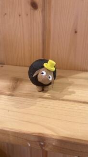 Miniatur – detailreiches Schaf Gustav in tiefem Schwarz, handgeschnitzt und kompakt – BxHxT = 3 x