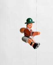 Holzspielzeug Kletterfigur Bergsteiger braun Höhe=6,5 (Kletterseil ca 45 cm)cm