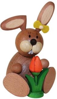 Osterfigur – liebevoll bemalter Hase mit Tulpe und roter Blüte, sitzend – BxHxT ca. 7x11x7 cm