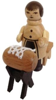 Miniaturfigur – naturfarbene Klöpplerin mit detailreichem Klöppelsack – BxHxT = 3 x 6 x 3 cm