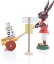 Osterfigur - Osterhase Impfhelfer Corona mit Medizin auf dem Wagen - Ansicht Links - Pandemie - Hergestellt in Seiffen