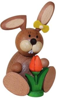 Osterfigur – liebevoll bemalter Hase mit Tulpe und roter Blüte, sitzend – BxHxT ca. 7x11x7 cm