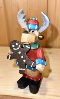 Holzfigur – detailreicher Elch mit Lebkuchenmann, naturfarben und handgeschnitzt – H = 9 cm