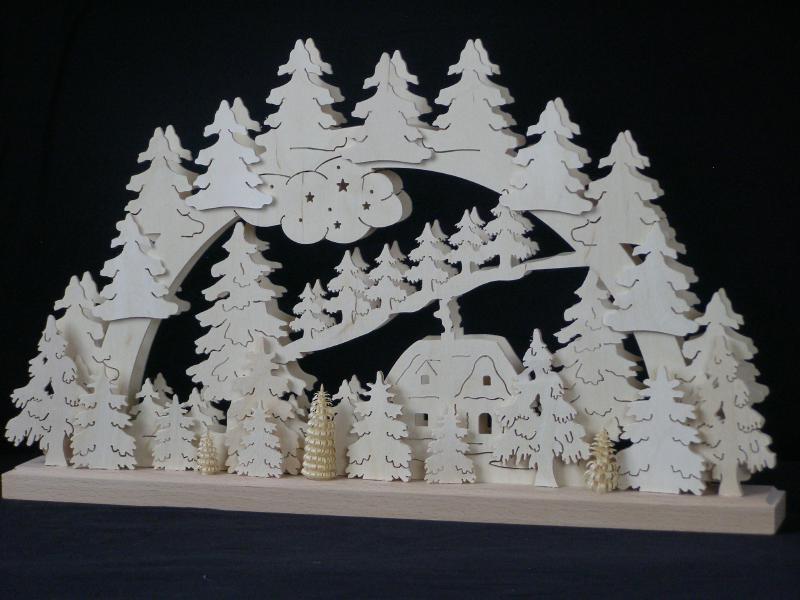 Schwibbogen filigranes Waldmotiv mit beleuchtetem Haus aus naturfarbenem Holz von SchwibboLa