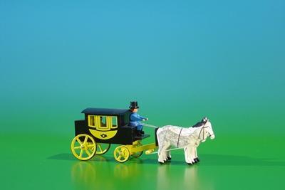 Miniatur Gespann Postkutsche rot und natur mit Kutscher und weißem Pferd aus Holz von Volker und