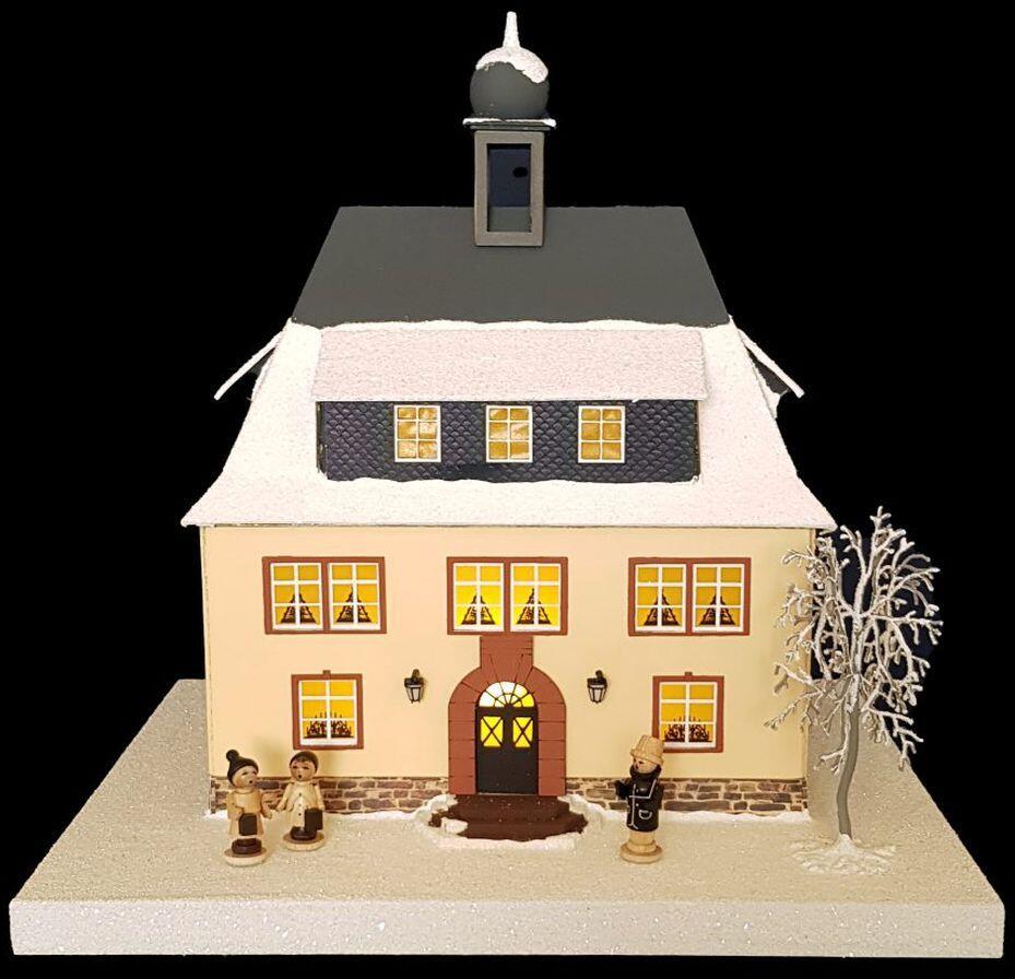 Lichterhaus Rathaus Seiffen aus Holz mit Schnee, Baum, Figuren und beleuchteten Fenstern von