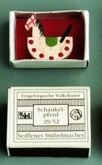 Miniatur – detailreiches Reiterlein vor dunkelrotem Hintergrund, handbemalt – BxH = 2,5 x 1,5 cm