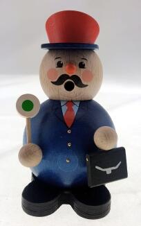 Räuchermann – detailreicher Schaffner mit roter Kelle und blauem Kittel aus Holz – BxHxT 8,5 x 12 x 