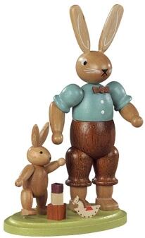 Osterfigur – fürsorglicher Hasenvater mit spielendem Kind, farbenfroh und detailreich – H = 11 cm