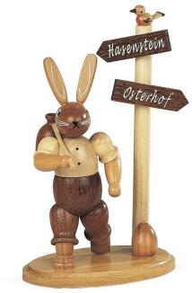 Osterfigur – naturbelassener Hase mit Wanderstock und Wegweiser – HxB 14 x 6 cm