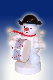 Weihnachtsfigur – detailreicher Schneemann mit Pauke und elegantem Hut, bunt bemalt – BxHxT = 4 x 8 