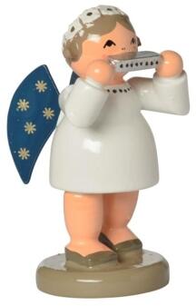 Miniaturfigur Engel mit Mundharmonika im weißen Kleid und blau-goldenen Flügeln aus Holz von KWO