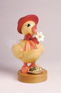 Osterfigur – farbenfrohes Küken mit rotem Strohhut, detailreich bemalt – BxHxT = 11 x 21 x 12,5 cm