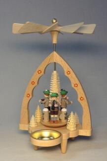 Tischpyramide – detailreiches Bayerntrio mit Instrumenten, bunte Figuren und filigrane