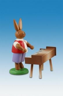 Osterfigur – detailreich bemalter Osterhase mit Klavisett in sitzender Haltung – BxHxT ca. 4x7,5x4