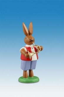 Osterfigur – detailreich bemalter Osterhase mit Waldhorn in stehender Haltung – BxHxT ca. 4x7,5x4 cm