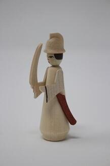 Miniaturfigur – detailreicher Soldat mit Schwert, handbemalt und stabiler Holzsockel – HxB = 5 x 2