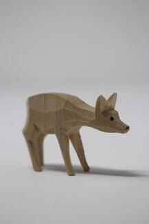 Miniaturfigur – detailreiches Reh in laufender Haltung, naturgetreu bemalt, braun-weiß – BxHxT = 1,5