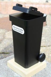 Räucherfigur – bunte und detailreiche Mülltonne mit offenem Deckel – H = 15 cm