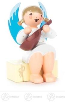 Engel mit Mandoline auf Geschenkpaket sitzend aus Holz von Großhandel Dregeno, handgefertigte Figur 