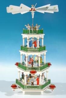 Weihnachtspyramide – detailreich und edel, weiß mit grünem Zaun, 4 Etagen – BxHxT = 27 x 45 x 27 cm