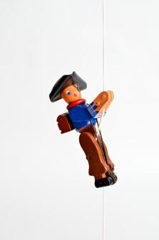 Holzspielzeug - Abenteuerliche Kletterfigur Pirat – BxHxT ca. 3x6,5x2 cm