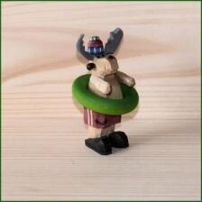 Elchfigur &ndash; fr&ouml;hlicher Elch mit maigr&uuml;nem Schwimmreifen, naturfarben und detailreich