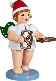 Holzfigur Bäckerengel mit Brezel und roter Mütze von KDE-Kunstgewerbliche Drechslerei Ellmann,